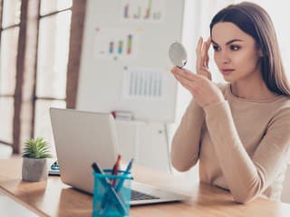 Ráno vyzeráš dokonale, po pár hodinách v práci sa nespoznávaš: Zvláštny beauty trend má svoje vysvetlenie