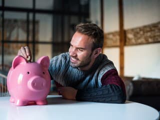 Nedokážeš si nasporiť peniaze? Čoraz viac ľudí skúša metódu „tichého“ šetrenia