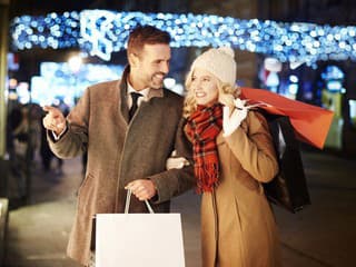 Nemíňaj viac peňazí na darčeky, ako je potrebné: Takto hravo oklameš svoj mozog