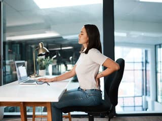 Máš boľavý chrbát od práce za počítačom? Máme pre teba overené rady, ako s tým zatočiť