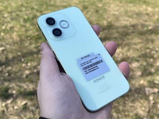 RECENZIA Je zelený, netradične tenký a vydrží dva dni: Čo všetko ponúkne táto jarná novinka medzi smartfónmi?