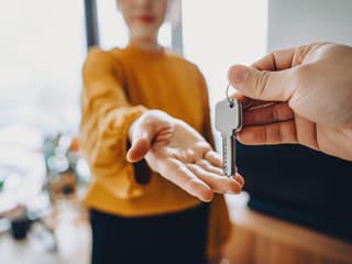 Bývať sám v byte je stále poriadny luxus: Nájmy v niektorých mestách zhltnú aj celú výplatu
