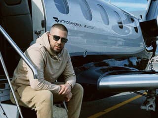 Súkromné lietadlo a Rolls Royce: Ektor vydal luxusný videoklip k novému tracku