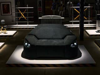 Keď sa luxusný Mercedes premení na gauč do obývačky: Takýto nábytok si rozhodne nečakal