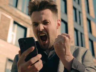 Ľudia platia za to, že sa môžu vyzúriť: Je terapia hnevom iba ďalší trend alebo skutočne pomáha?