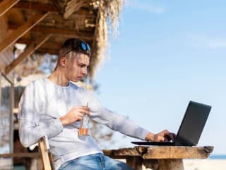 Chceš zarábať veľké peniaze v pohodlí pri mori? Takýto je život digitálnych nomádov