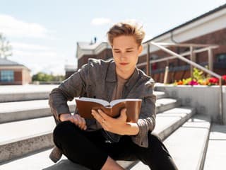 Hranica medzi láskou a posadnutosťou je tenká: Dnešný knižný tip ťa prevedie známym svetom