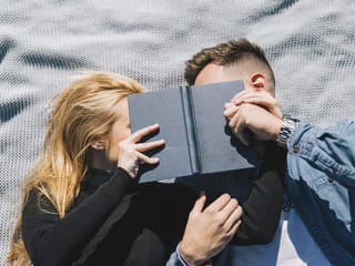 Táto kniha ti ponúkne skutočnú romantiku: Zabudni na sladké klišé a daj priestor realite