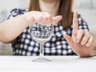 Skúsiš tento rok suchý január? Toto je suma, ktorú si môžeš nasporiť počas novoročného abstinovania