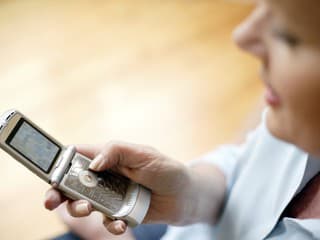 Tlačidlové telefóny sú späť: Mladí dobrovoľne zahadzujú funkcie, bez ktorých sme vraj nemohli žiť