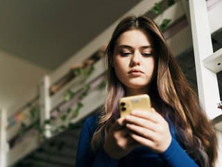 Chatbot namiesto človeka: Mladí sa AI zverujú aj s vecami, ktoré nepovedia nikomu