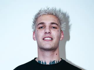 Český hudobné vydavateľstvo má nového člena: Svoj príchod do Milion+ oslávil tetovaním na krku