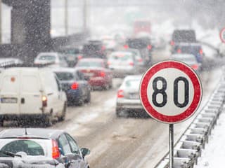 Jedna chyba za volantom vás môže vyjsť poriadne draho: Na čo si dať v zime pozor?