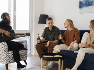 Gen Z mení pravidlá socializácie: Mladí nechodia von, organizujú si vlastnú zábavu doma