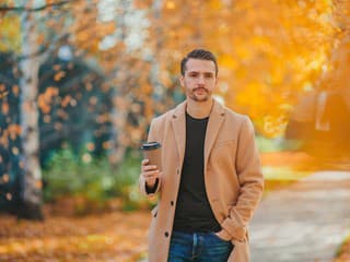 Ako štýlovo nosiť pánsky kabát túto jeseň: Tipy a trendy sezóny