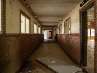 Opustená budova slovenskej univerzity: Funkčné obrazovky aj tabule, ktoré nestihli zmazať