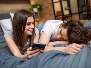 Umelá inteligencia prenikla do spální: Mal si už trojku s chatbotom?