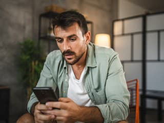 Mladí panikária, keď im zazvoní mobil: Prečo Gen Z nechce telefonovať?