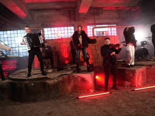 Svetový rozmer východniarskej zábavy: Adamec a Skrúcaný v unikátnej novinke od Basawell