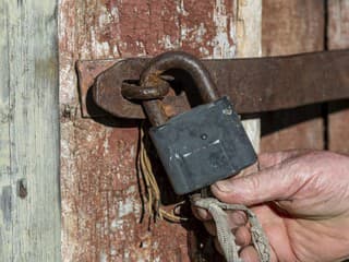 Slovenské lesy ukrývajú záhadnú osadu: Opustené drevenice tu stoja desiatky rokov