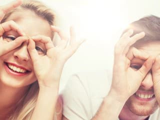 Oči prezradia viac, než si myslíš: Aj obyčajné žmurkanie ti dá signál, či ťa druhá strana počúva