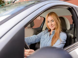 15 tipov ako nepokaziť skúšku z autoškoly: Policajt sa ťa nesnaží nachytať