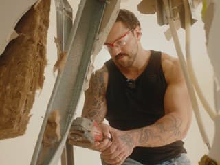 Ako to vyzerá, keď kulturisti ukážu svoje svaly na skutočnej stavbe?