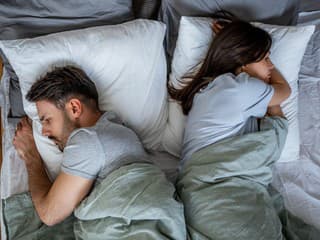 Milujete sa, no v noci spíte každý zvlášť: Sleep divorce búra jedno z pravidiel spoločného života