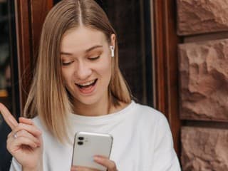 TikTokom sa šíri zvláštny optimizmus: Gen Z je tentoraz mimo hry, trend mieri na staršie ročníky