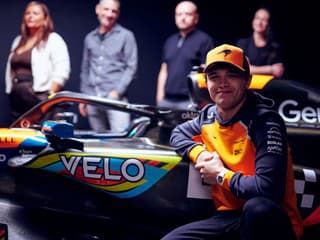 Fanúšikovia premenili monopost McLaren na umelecké dielo: V Abú Zabí z toho bol majstrovský večer