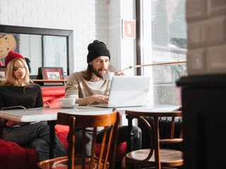 Nový trend mení nudné povinnosti na zážitok: Počul si už o administratívnej noci?