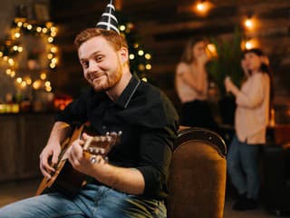 Vianočnými pesničkami k svetovému rekordu: Tento muž si ich spieval desiatky hodín