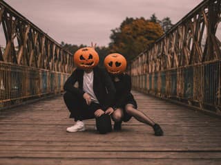 Namiesto tváre majú obrovskú tekvicu a pózujú v jesennom oblečení: Halloween ovládol nový fototrend