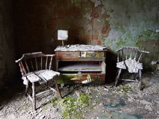 Slovenské lesy odhalili záhadnú turistickú chatu: Čo znamenajú odtlačky na okne?