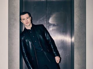 Kto je Joseph Quinn? Jeho kariéru naštartoval seriál Stranger Things, uvidíš ho vo Fantastickej štvorke
