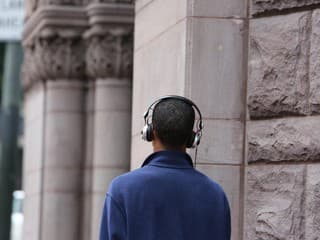 Hlasná hudba ti potichu ničí sluch: Čo sa vlastne deje v tvojich ušiach?