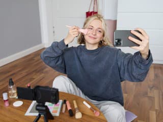Prečo nás baví sledovať životy ostatných? Často máme iný dôvod než číry záujem