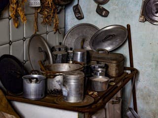 V tomto dome zastal čas: Opustený objekt nestihli vykradnúť, odkryl veľa pokladov