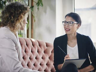 Prídeš na pracovný pohovor s ľadovou kávou v ruke: Jedna maličkosť rozdelila celé generácie
