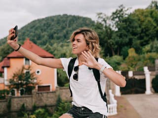 Zabudni na klasické suveníry: Čo si Gen Z nosí z dovoleniek namiesto magnetiek?