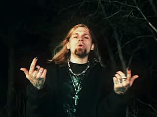 Najpočúvanejší český raper sa v novom klipe mení na vlkolaka: Čo za novinku vydal Redzed?