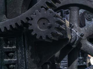 Stará továreň pri Banskej Štiavnici dožíva: Obrovská hala však stále pôsobí veľkolepo