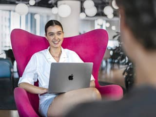 Zabudni na home office, je tu nový trend: Mladým ľuďom dáva väčšie šance uspieť