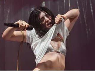 Lorde sa vrátila k sebe, a to aj na pódiu vypredanej arény