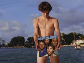 Cruz Beckham zrýchľuje tempo: singel Waste Your Pain sprevádza energický klip z turné