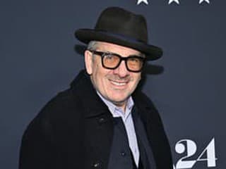 Kontroverzia po rokoch: Elvis Costello prepisuje text svojho najväčšieho hitu, ktorý odmieta spievať v pôvodnom znení