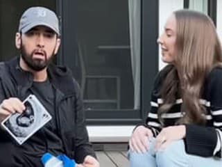 Eminem sa stane starým otcom. O novinku sa podelil v emotívnom videoklipe Temporary