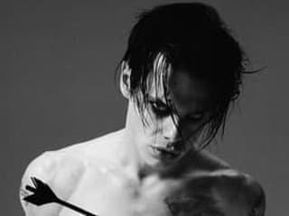Yungblud necháva svojich hrdinov za sebou a stáva sa sám sebe idolom