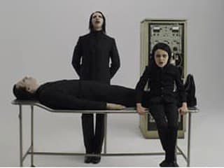 VIDEO: Marilyn Manson sa v novinke Front Toward Enemy sa obklopil vlastnými minikópiami