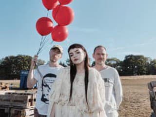 Chvrches odhaľujú v novinke Overthinker komplikované rodinné vzťahy. Nový album vyjde v januári